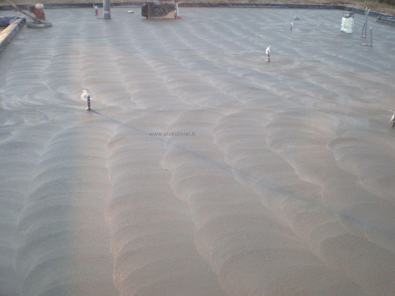 Plokštuminiai pamatai vs Gręžtiniai pamatai