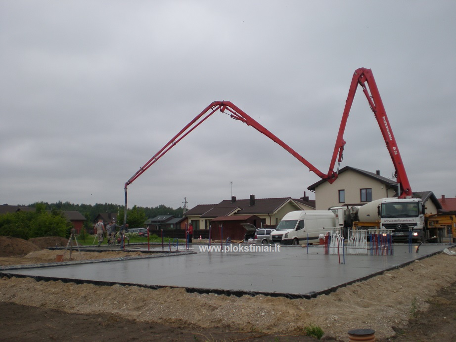 Plokštuminiai pamatai pamatų įrengimas betonavimas mūriniam namui